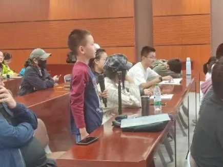 一群人坐在桌子前

AI 生成的内容可能不正确。