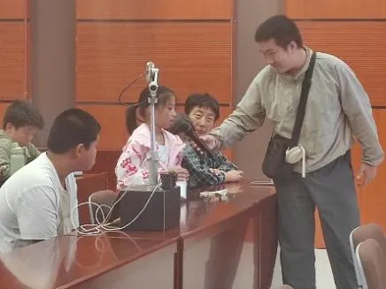 一群男人和女人在桌子边

AI 生成的内容可能不正确。