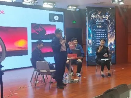 图片包含 站, 男人, 一群, 桌子
