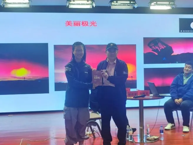 一些人站在台上

AI 生成的内容可能不正确。