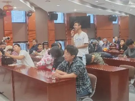 餐厅里的人们