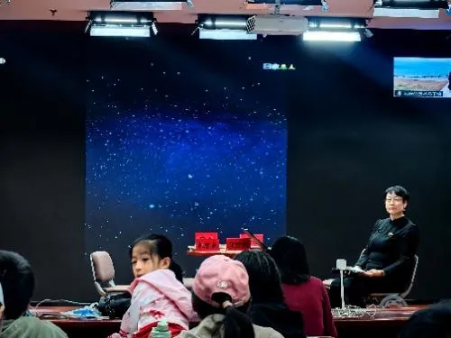 人们在看台上的人和电脑

AI 生成的内容可能不正确。