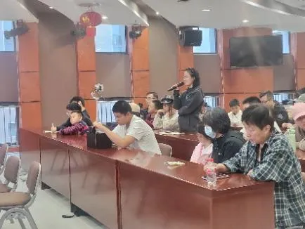 一群人在餐厅里