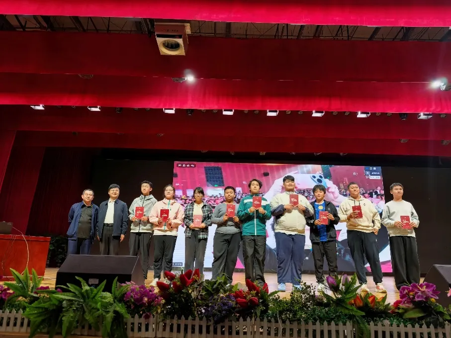 一群人站在台上 AI 生成的内容可能不正确。